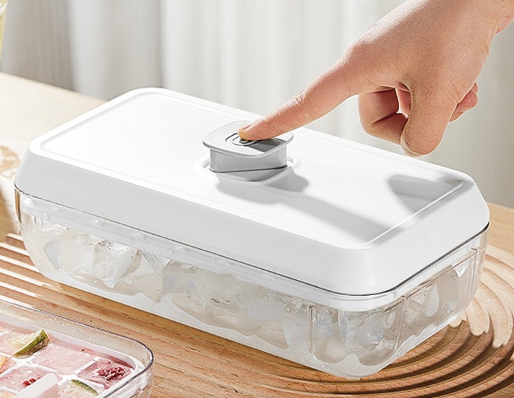 【公式販売店】CAROTE(カローテ) ワンプッシュ製氷箱 ホワイト 氷18個 スコップ付