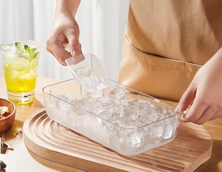 【公式販売店】CAROTE(カローテ) ワンプッシュ製氷箱 ホワイト 氷32個 スコップ付