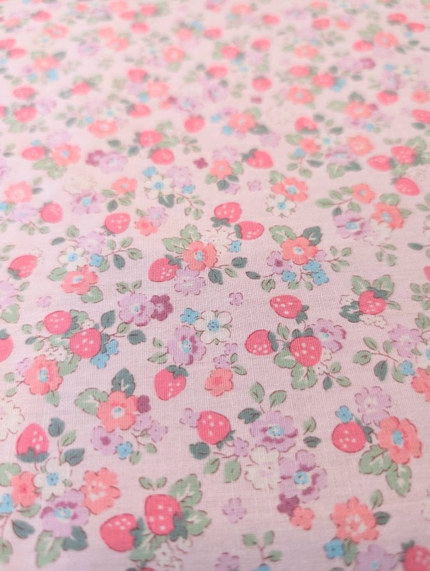 ファインドミー　いちごとお花　生地　ブロード　パープル　布