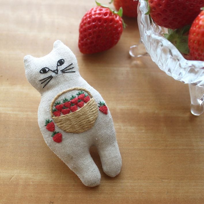 刺しゅうキット 「nekogao ブローチキット」-いちごのバスケット- 