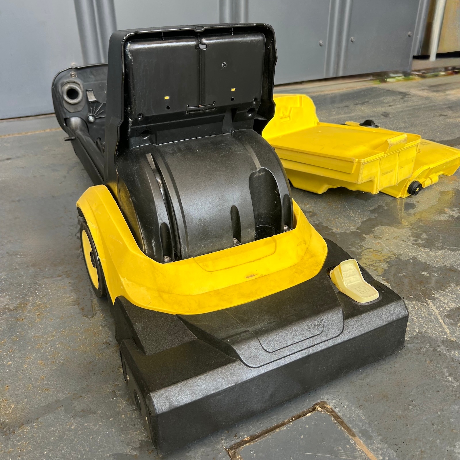 【動画】ケルヒャー 業務用手押し式小型床洗浄機 BR30/4CBp Karcher【中古】