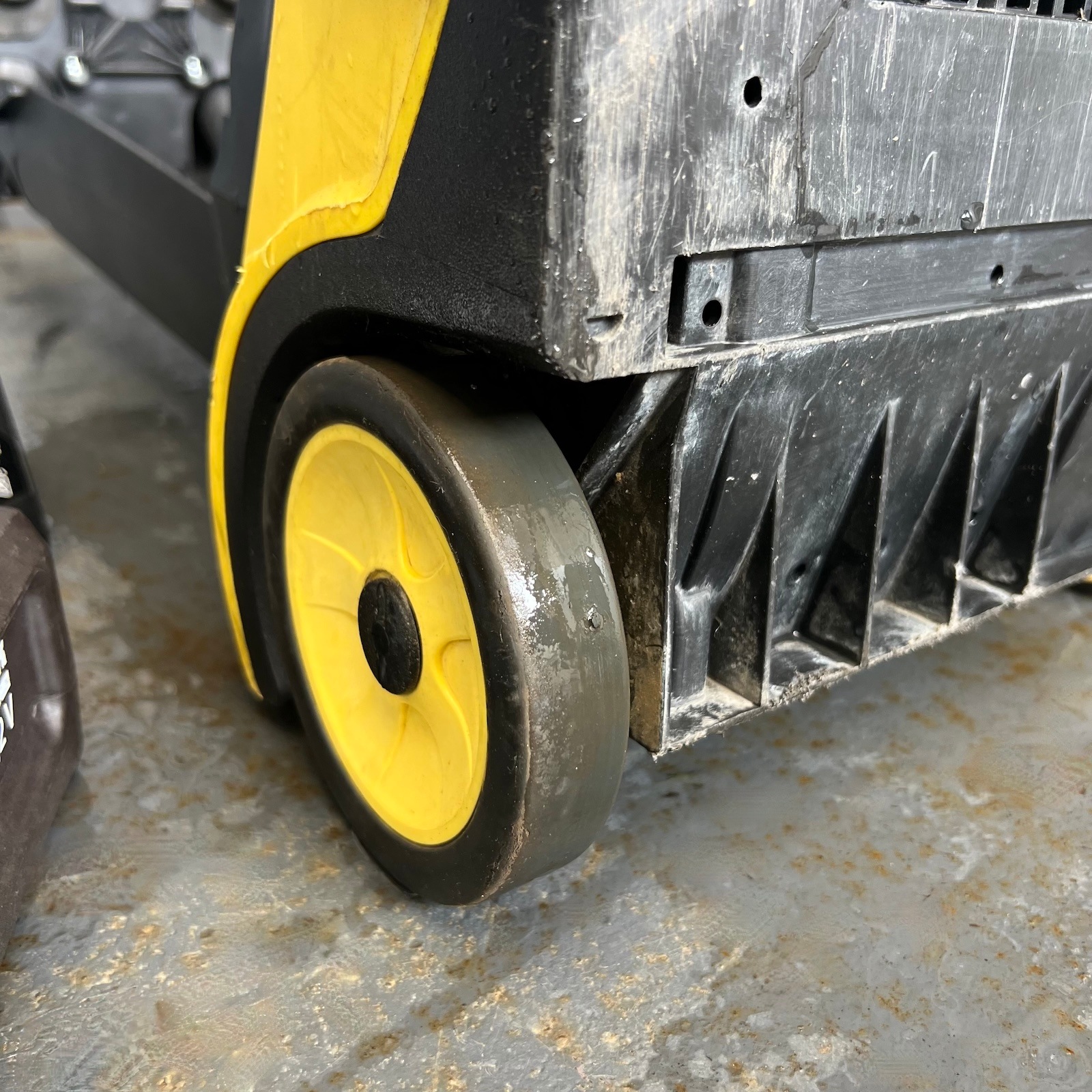 【動画】ケルヒャー 業務用手押し式小型床洗浄機 BR30/4CBp Karcher【中古】