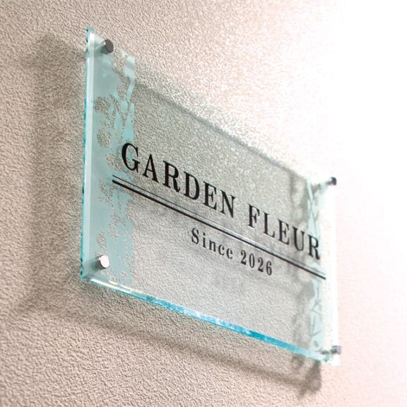 看板 銘板 ガラスアクリル 透明感と奥行き感を兼ね備えたガラス調アクリルサイン【MECM1】W500mm×H300mm