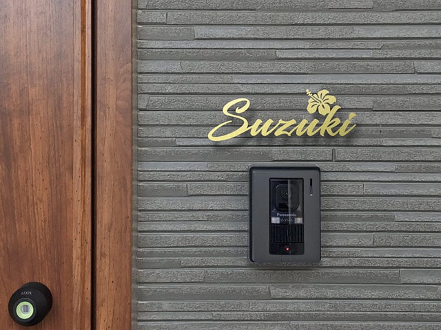 表札 KMIR-GD-N11（アイアン調表札／筆記体＋ハイビスカス）KMアイアン