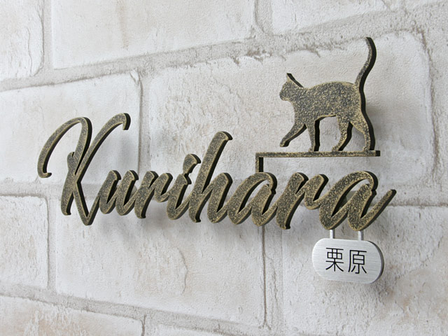 大の字猫 大の字”で寝転がる猫、飼い主に名前を呼ばれてしっぽで反応