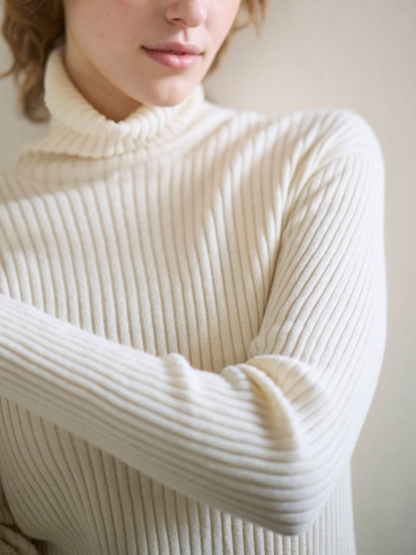 画像：【シリーズ商品2点以上で10%OFF】再入荷｜コットンエアリーリブタートルネックトップス　ナチュラル