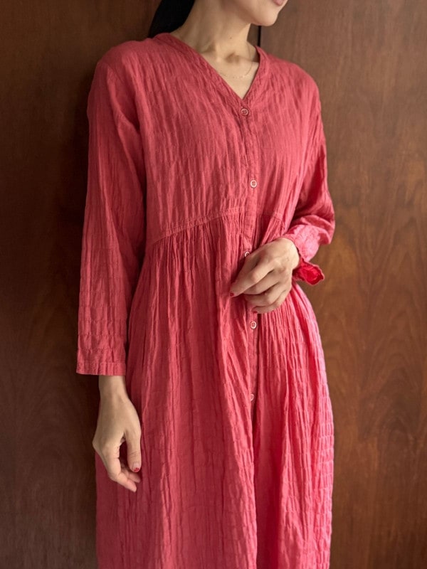 画像：【2月中旬頃お届け】草木染めコスモスVネックワンピース（紅花×茜染め）