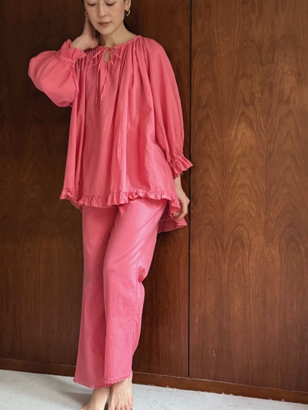 画像：【2月中旬頃お届け/残りわずか】草木染めチェリーブロッサムパジャマ（紅花×茜染め）