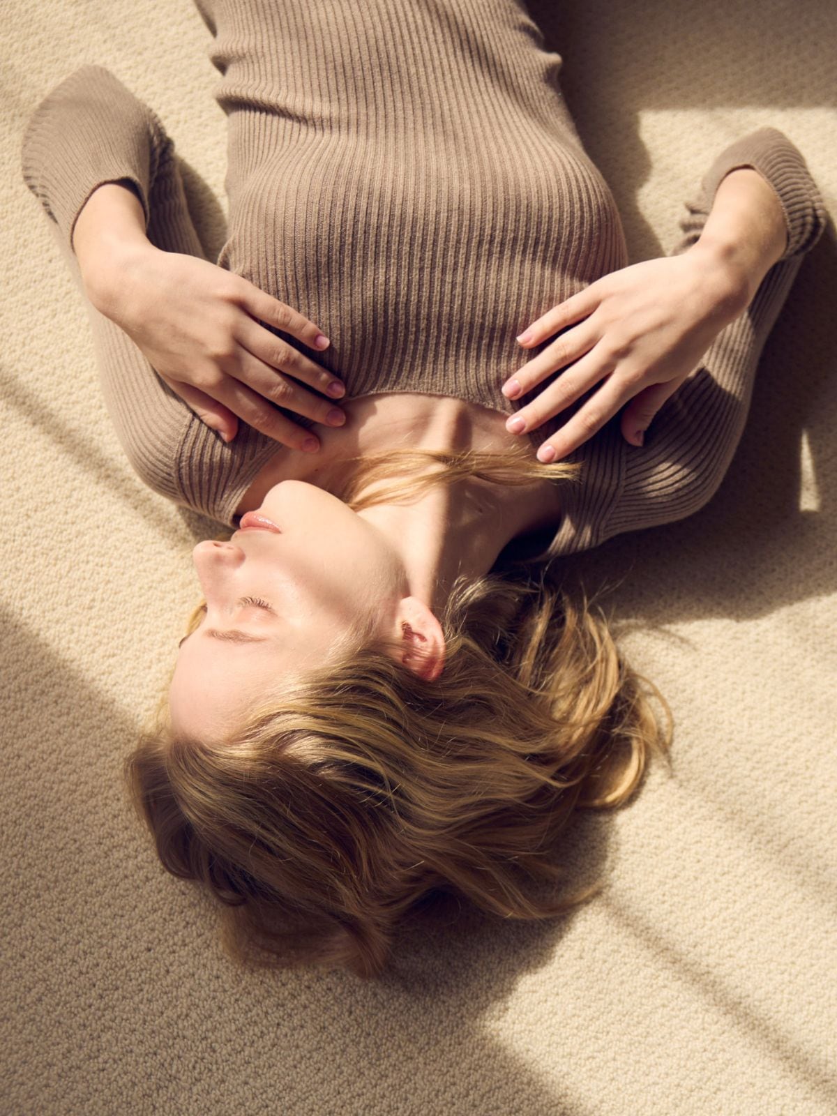 シルクエアリートップス ブラウン | すべての商品 | 美しく眠る