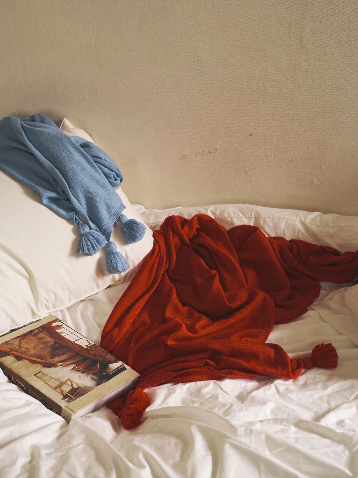 【残りわずか】イタリア製ウール タッセルストール　レッド