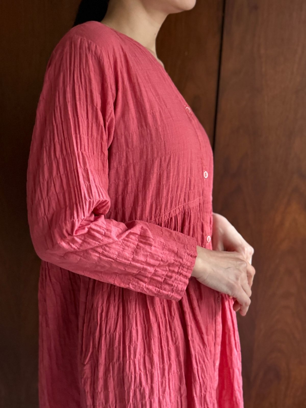 【残りわずか】草木染めコスモスVネックワンピース（紅花×茜染め）