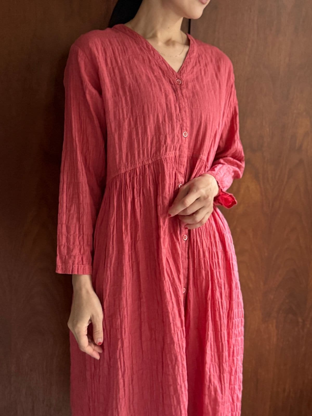 2月中旬頃お届け】草木染めコスモスVネックワンピース（紅花×茜染め