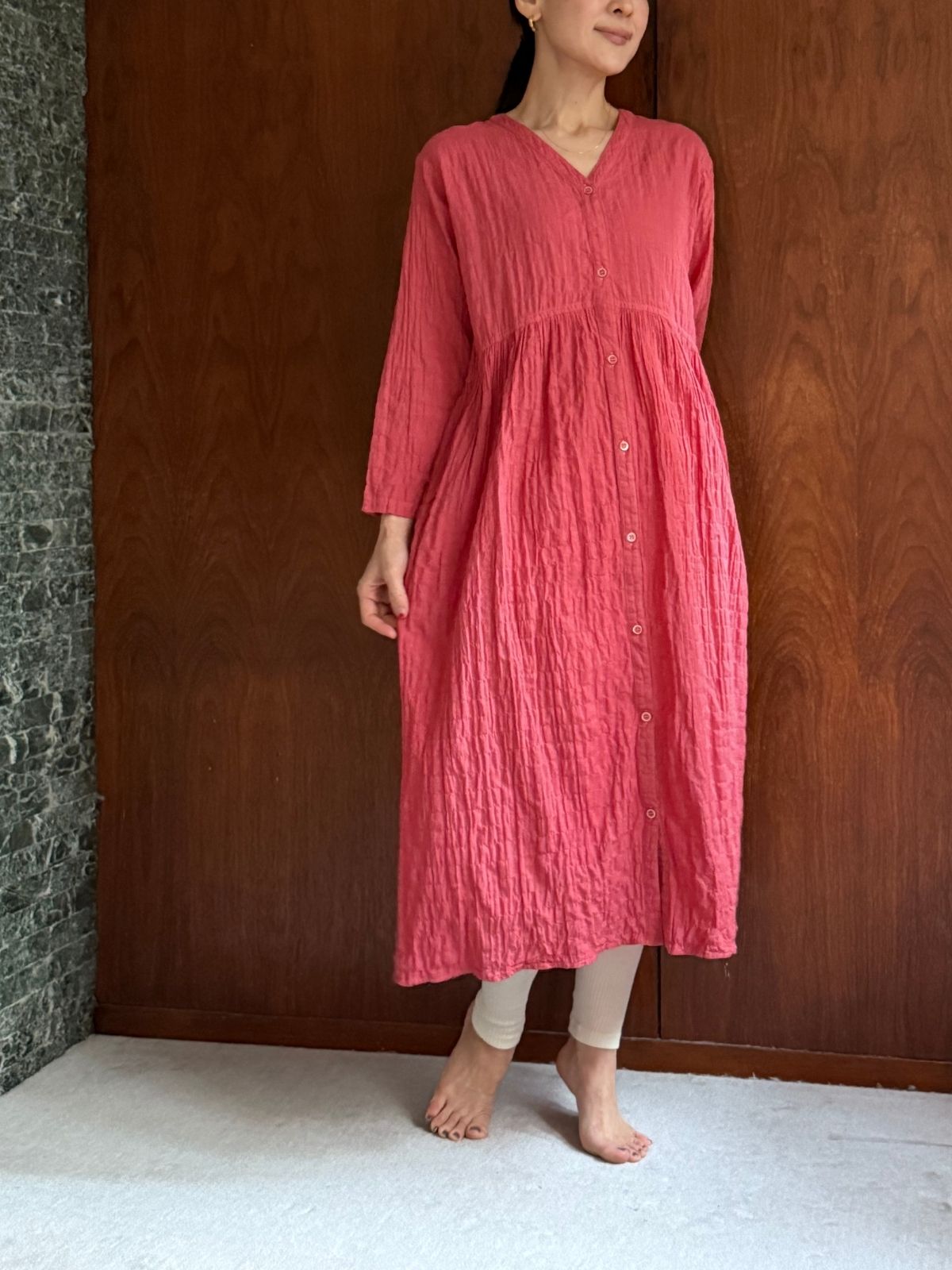 【残りわずか】草木染めコスモスVネックワンピース（紅花×茜染め）