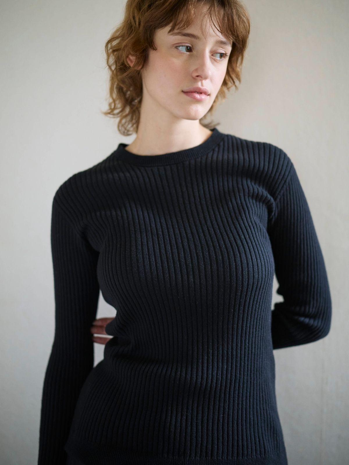 【シリーズ商品2点以上で10%OFF】コットンエアリーリブクルーネックトップス　ブラック