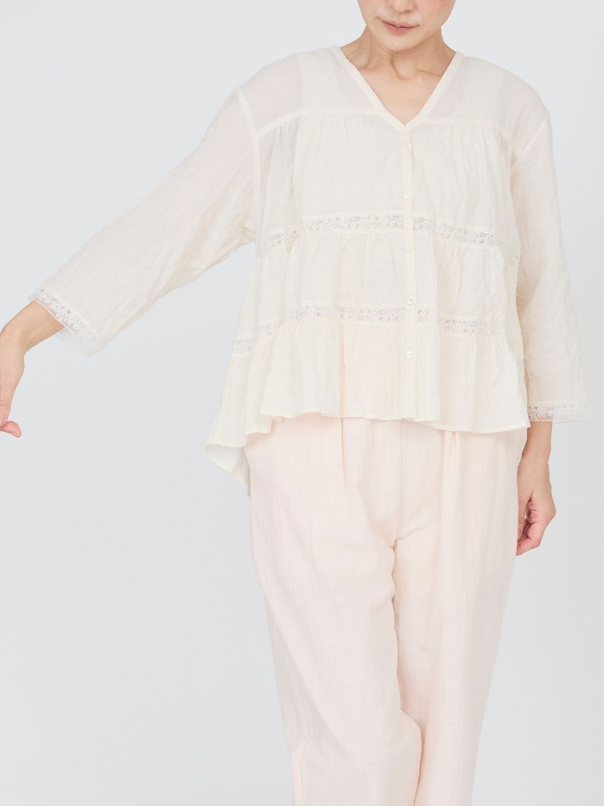 NEW｜コスモスレースティアードブラウス