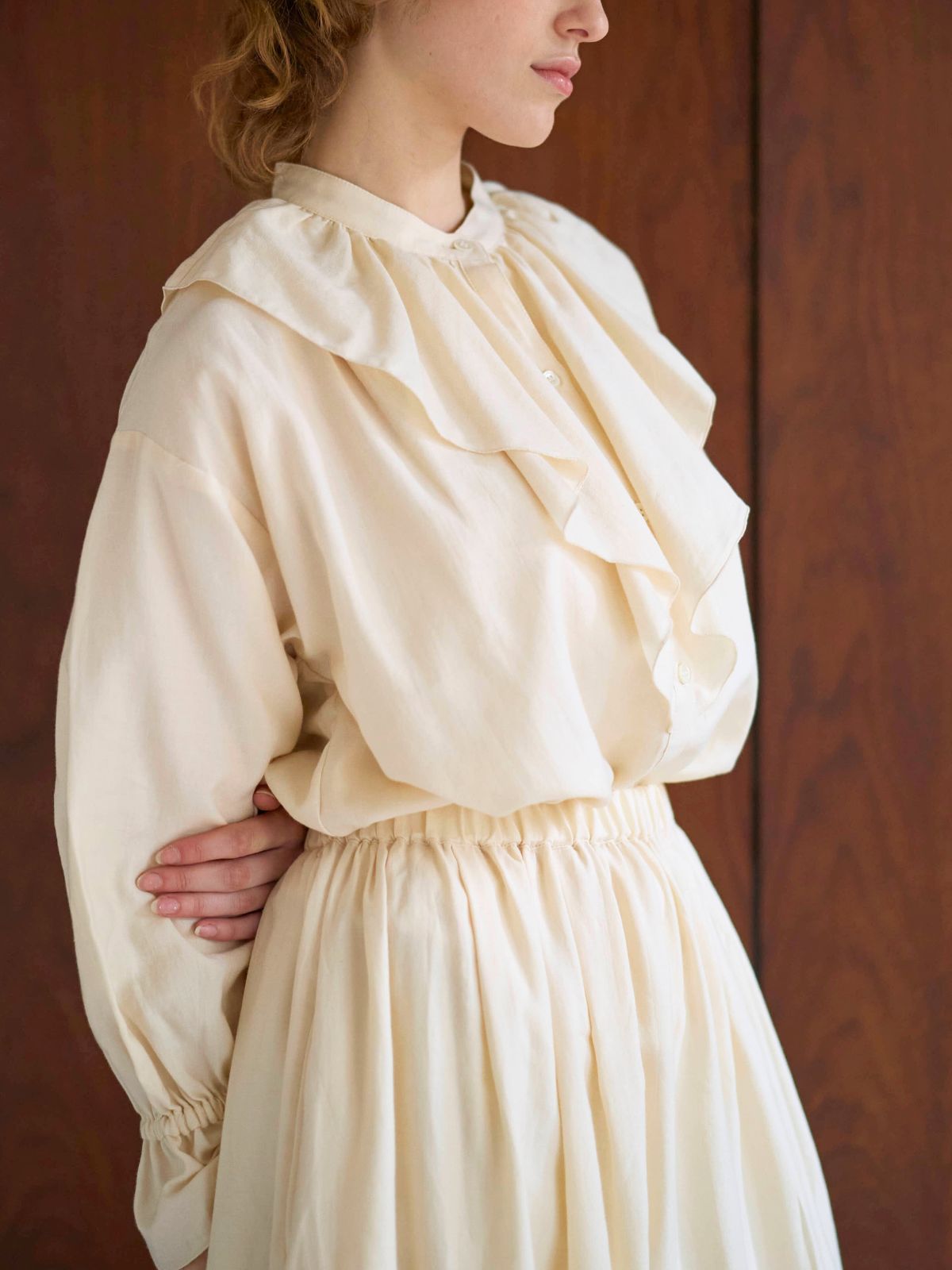 【残りわずか】エアリーサテンフリルブラウス
