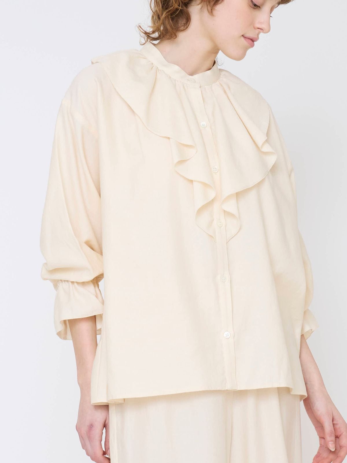 【残りわずか】エアリーサテンフリルブラウス