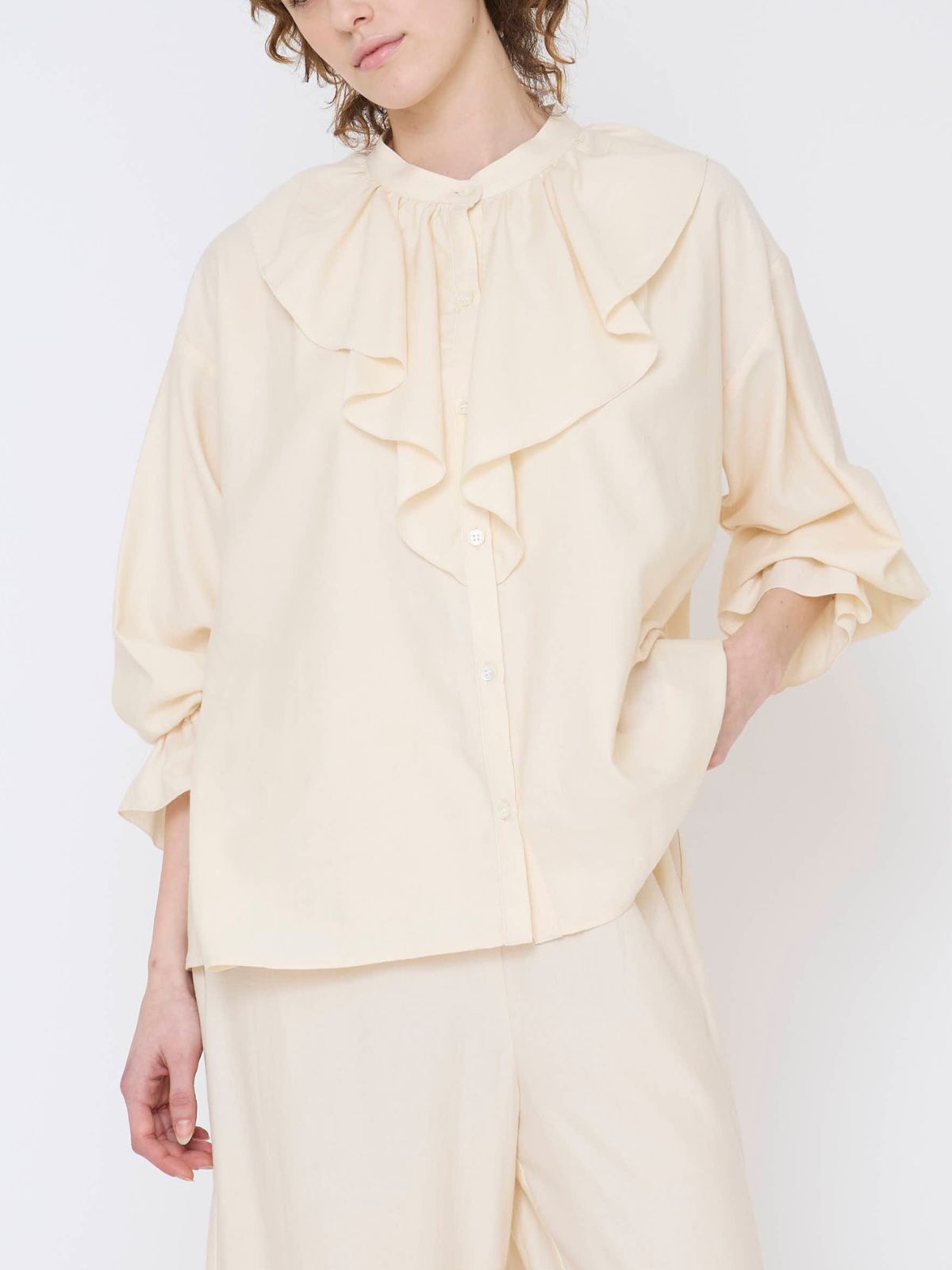 【残りわずか】エアリーサテンフリルブラウス