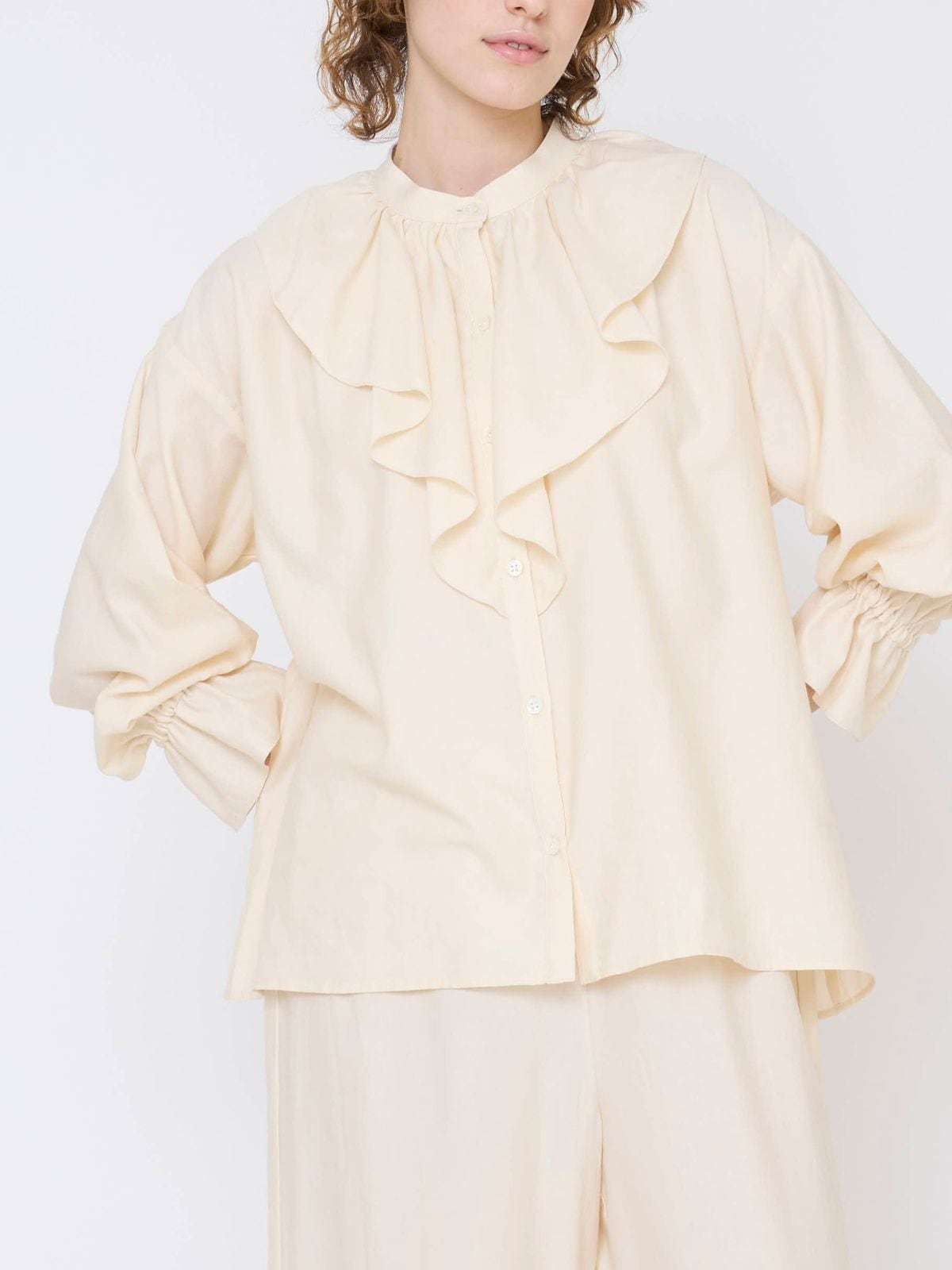 【残りわずか】エアリーサテンフリルブラウス