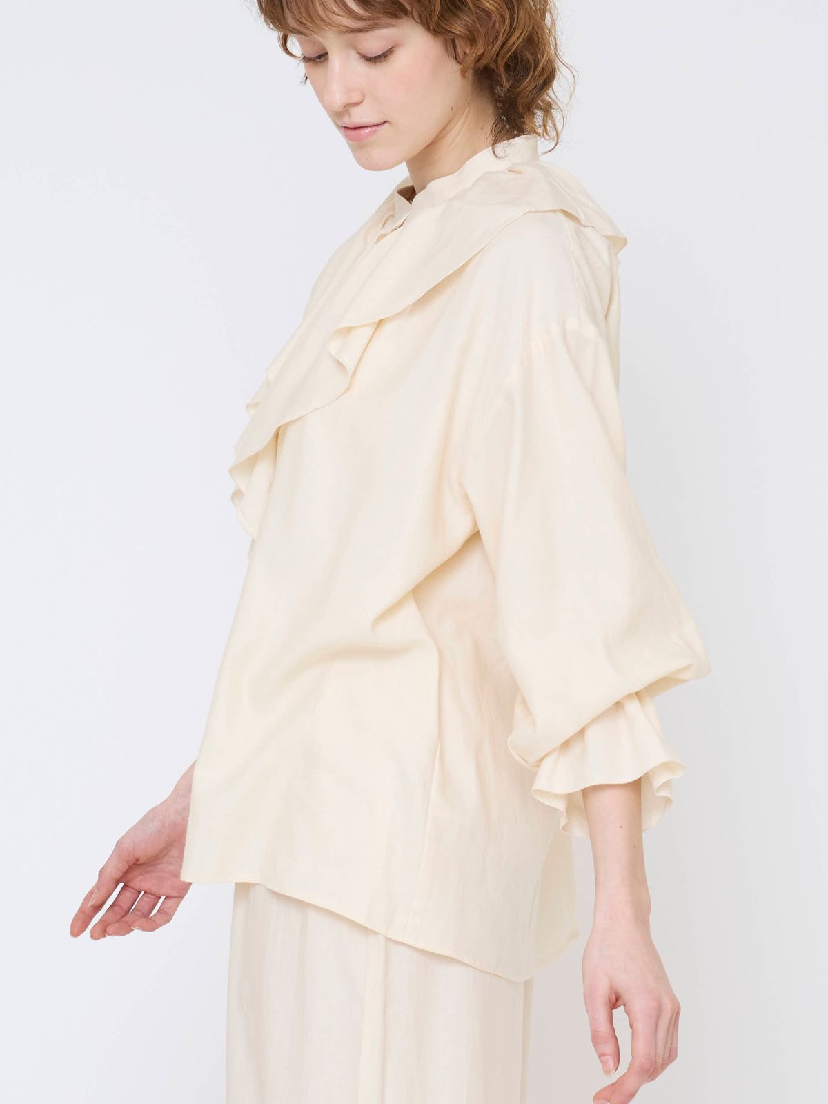 【残りわずか】エアリーサテンフリルブラウス