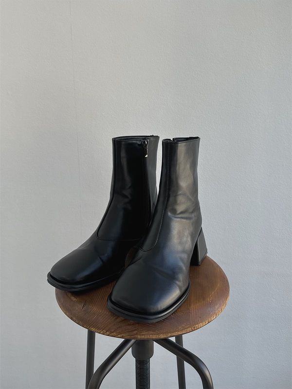 inside curve heel short boots