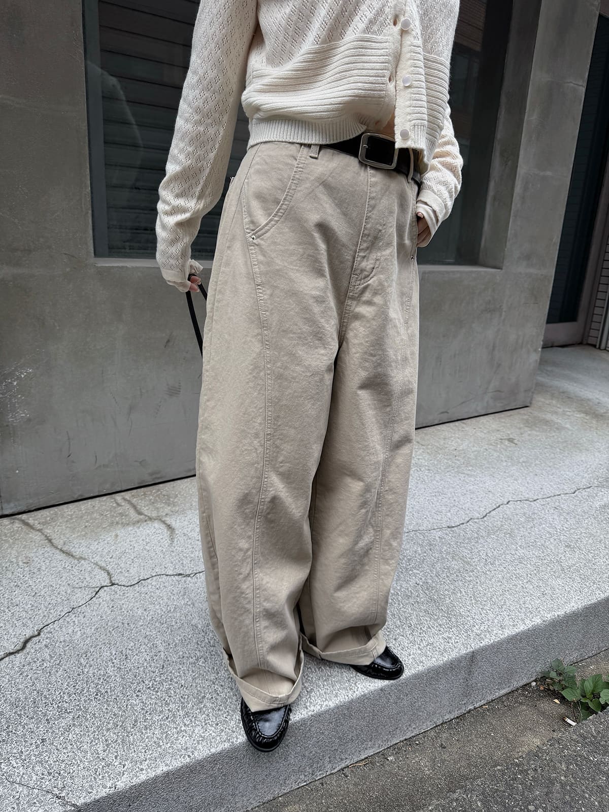 curve silhouette soft cotton pants
