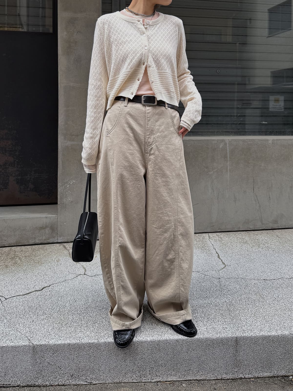 curve silhouette soft cotton pants