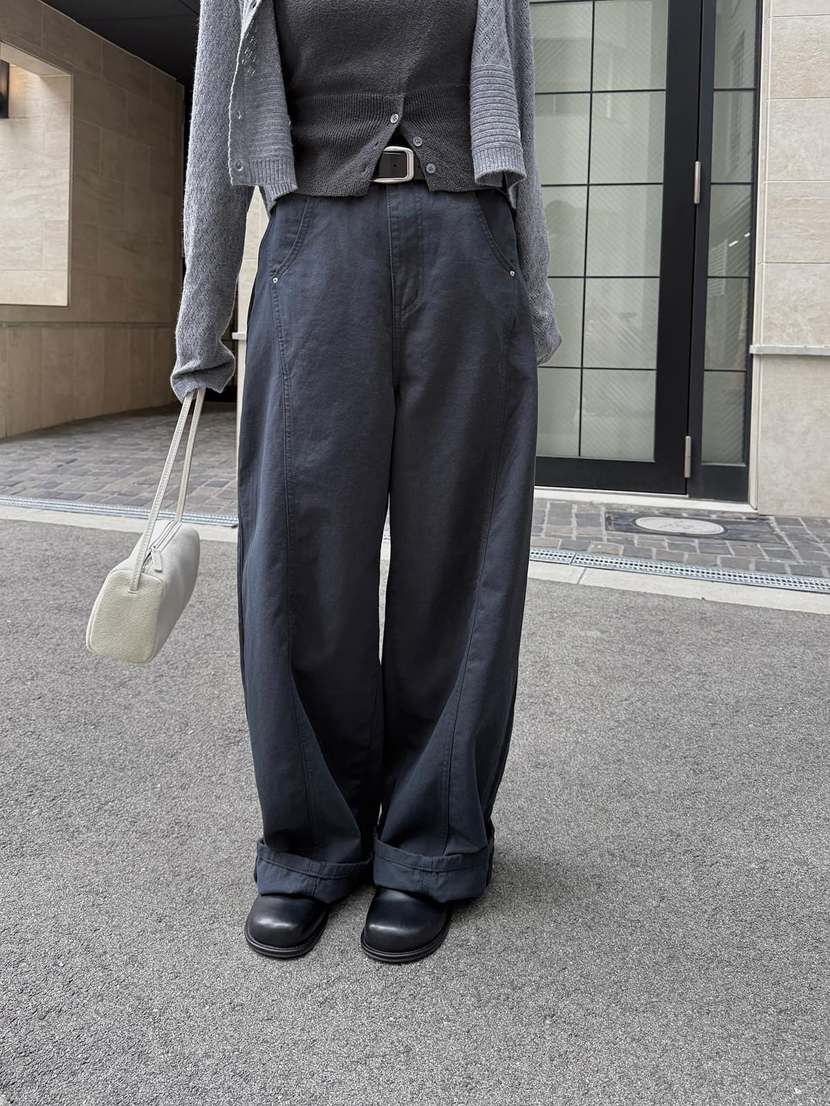 curve silhouette soft cotton pants
