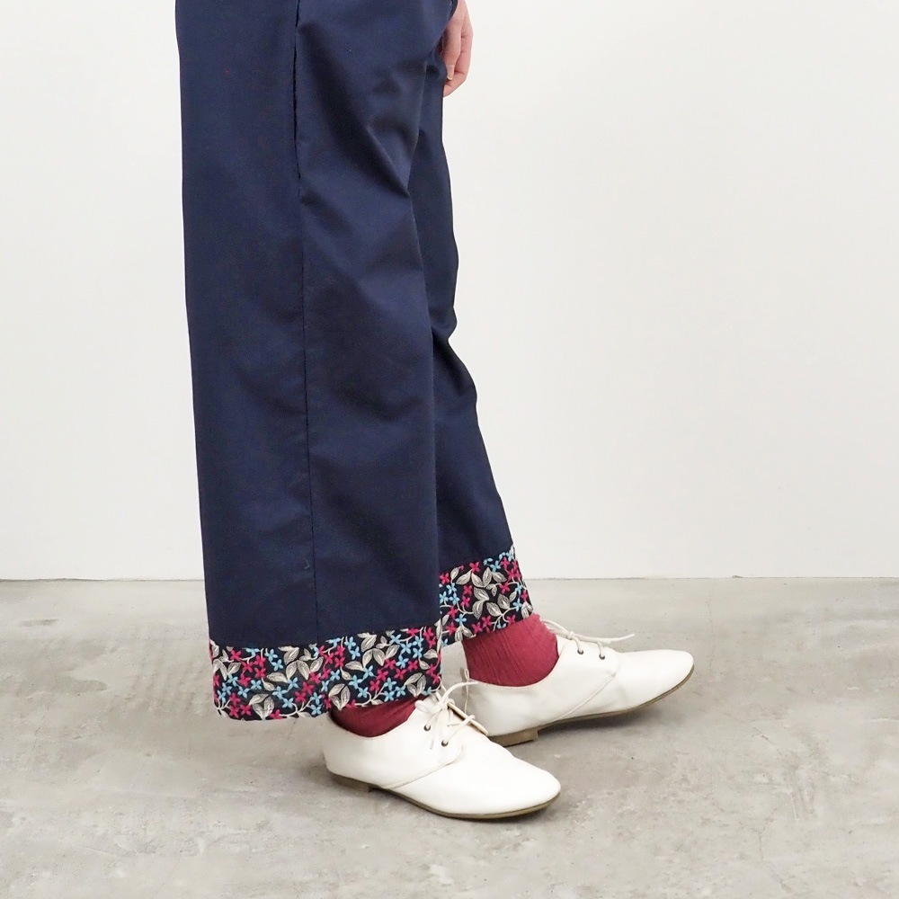 NARU(ナル) タイプライター×小花刺繍 足元かわいいパンツ 661915