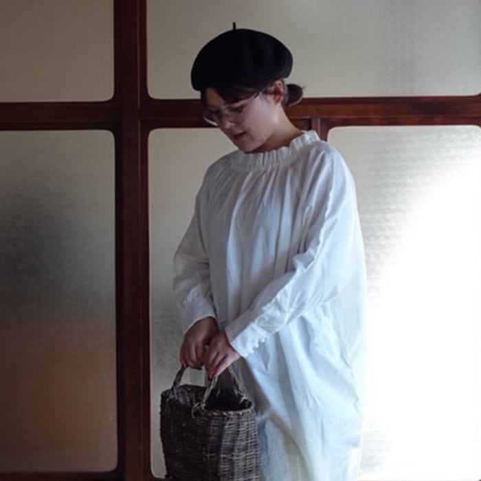 【予約】【kawasakiさんコラボ】NARU(ナル) コットンリネンフリルネックブラウス 6W-ks-01