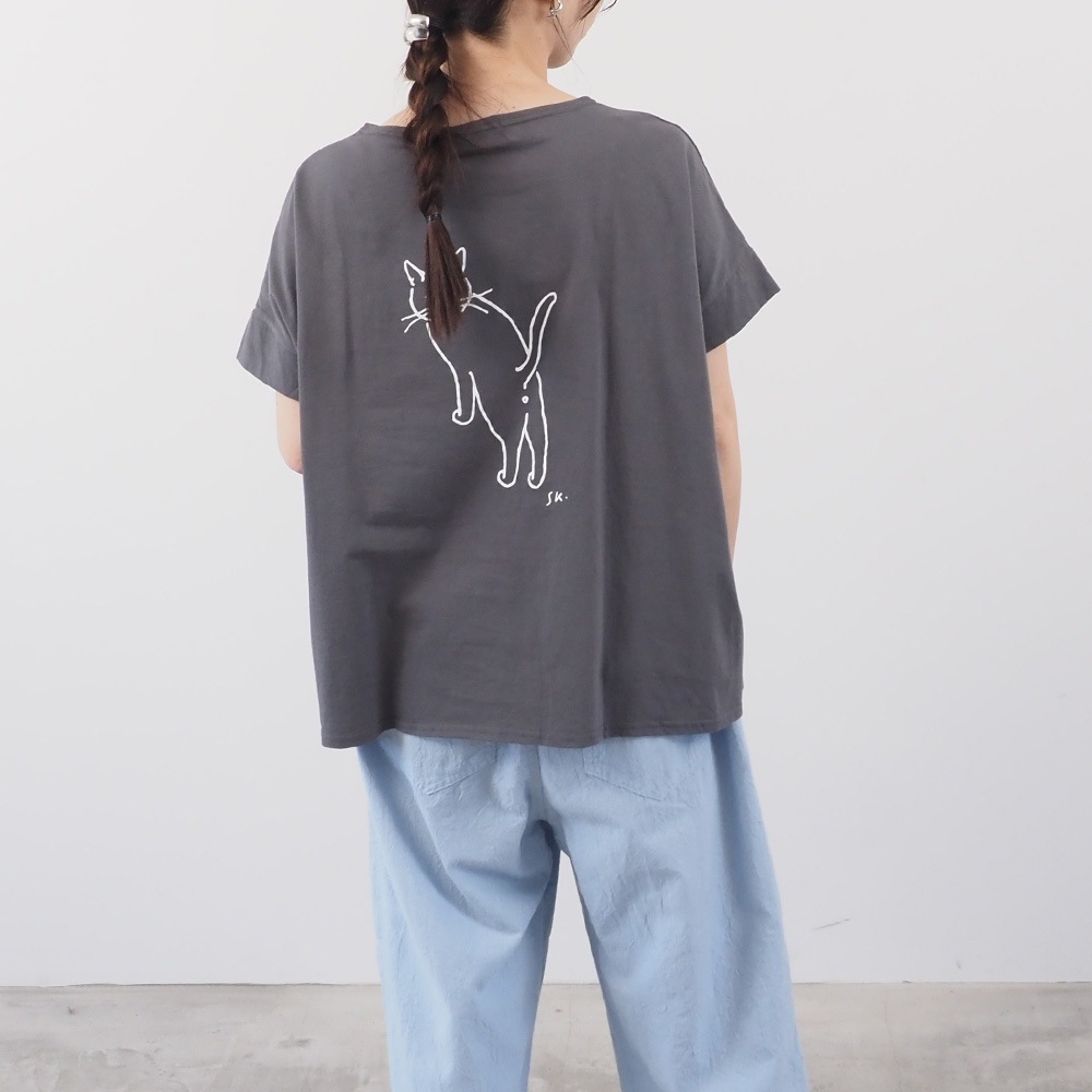 NARU(ナル)小泉さよ様コラボ ナチュラルソフト天竺 振り返り猫コンフィーシャツ 667006