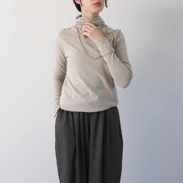NARU(ナル) ムラ糸リサイクル天竺 裾ひねりタートルネック 646001BD