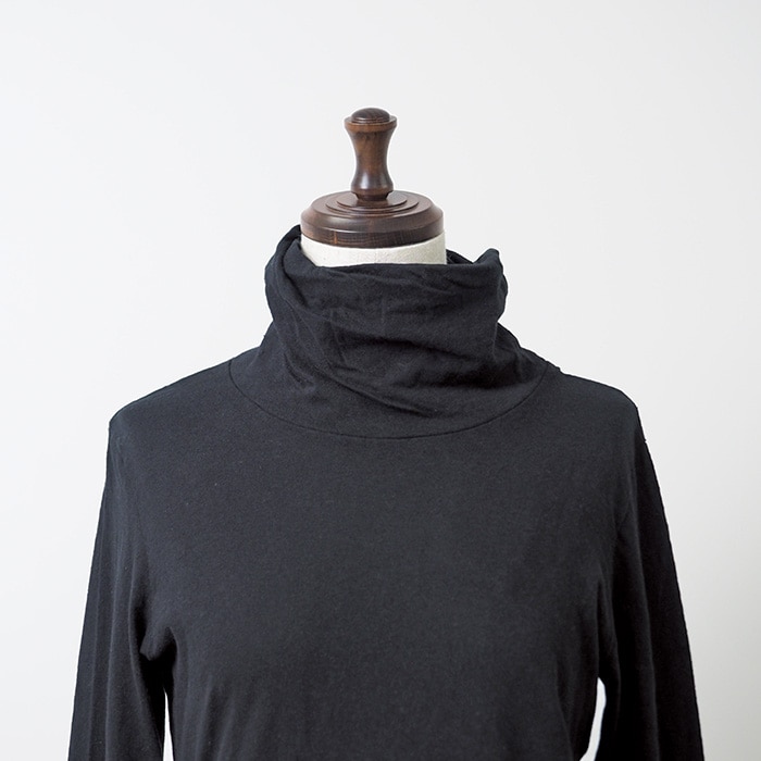 NARU(ナル) ムラ糸リサイクル天竺 裾ひねりタートルネック 646001BD