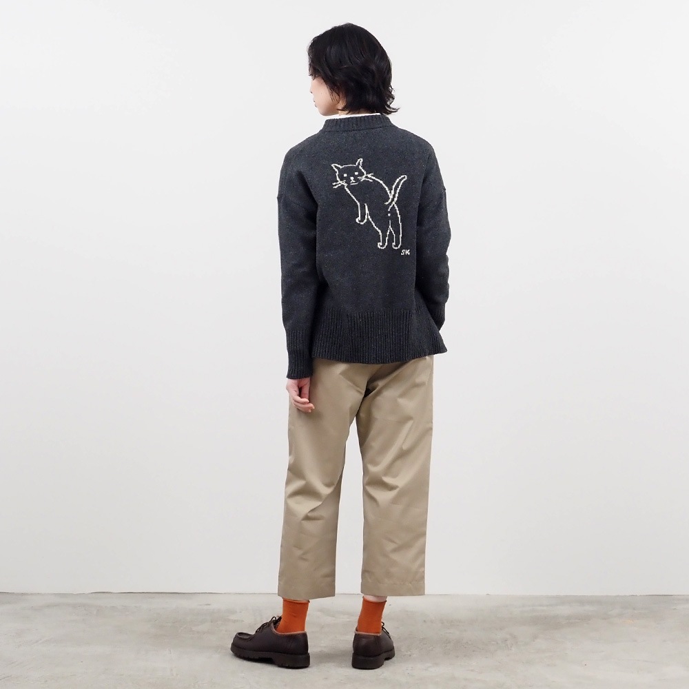 【WEB限定再生産予約】NARU(ナル) 猫イラストレーター小泉さよさんコラボ エアーヤーンコットン振り返り猫ニット 662601