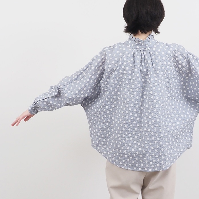 NARU(ナル) 60ローンリップルドット柄フリルネックドルマンスリーブシャツ 654846