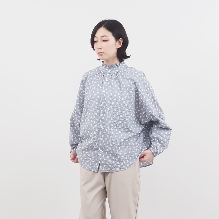 NARU(ナル) 60ローンリップルドット柄フリルネックドルマンスリーブシャツ 654846