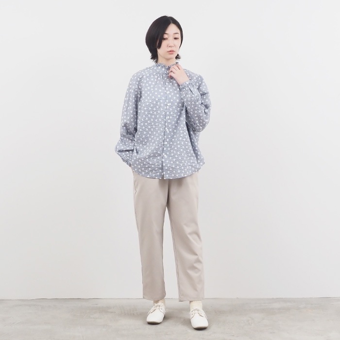 NARU(ナル) 60ローンリップルドット柄フリルネックドルマンスリーブシャツ 654846