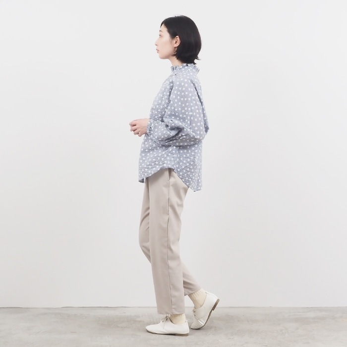 NARU(ナル) 60ローンリップルドット柄フリルネックドルマンスリーブシャツ 654846