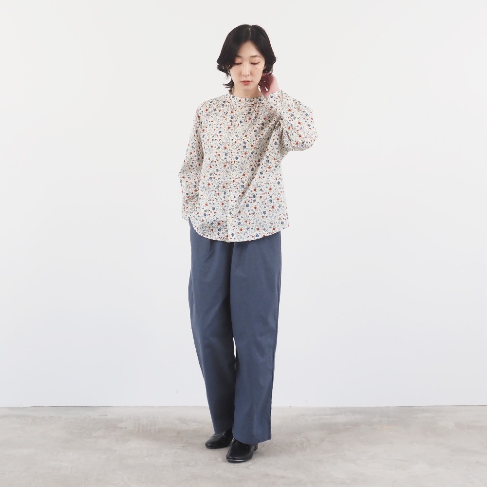 NARU(ナル) 木の実柄ローン ギャザーシャツ 665836