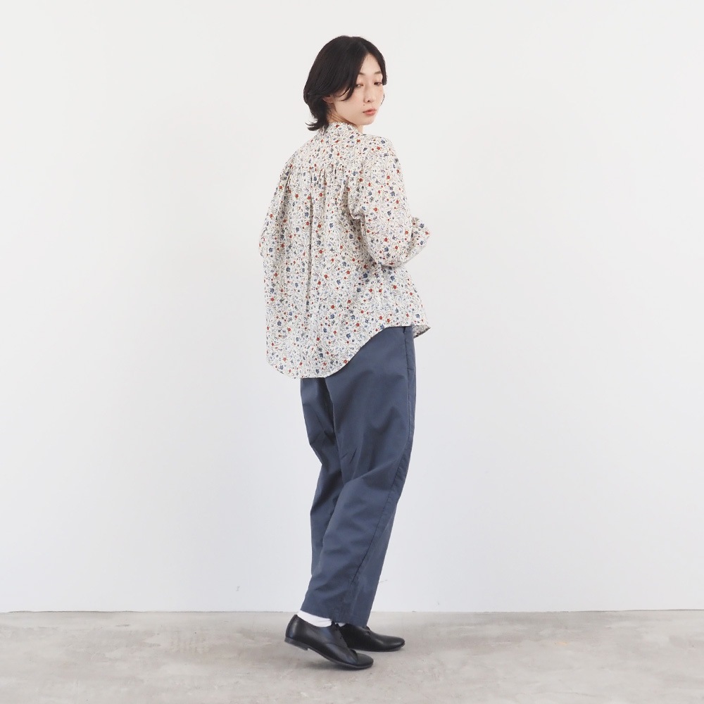 NARU(ナル) 木の実柄ローン ギャザーシャツ 665836