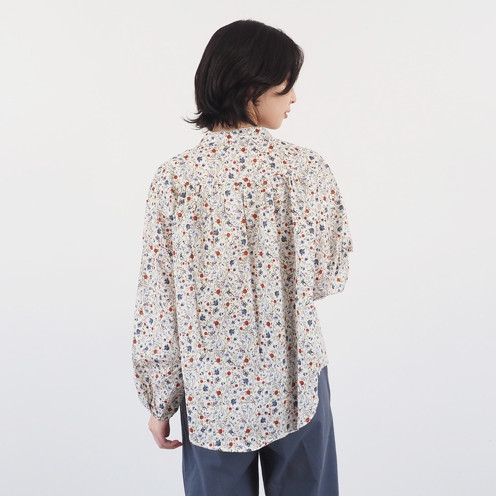 NARU(ナル) 木の実柄ローン ギャザーシャツ 665836