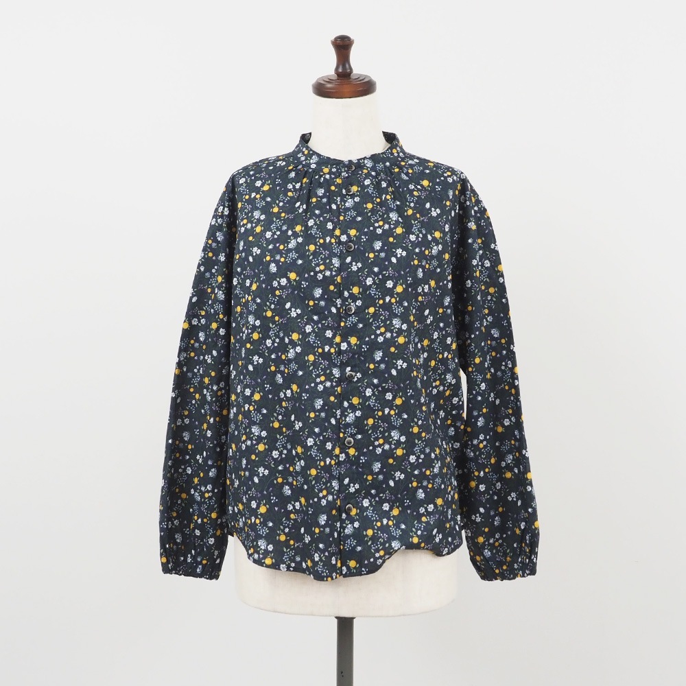 NARU(ナル) 木の実柄ローン ギャザーシャツ 665836