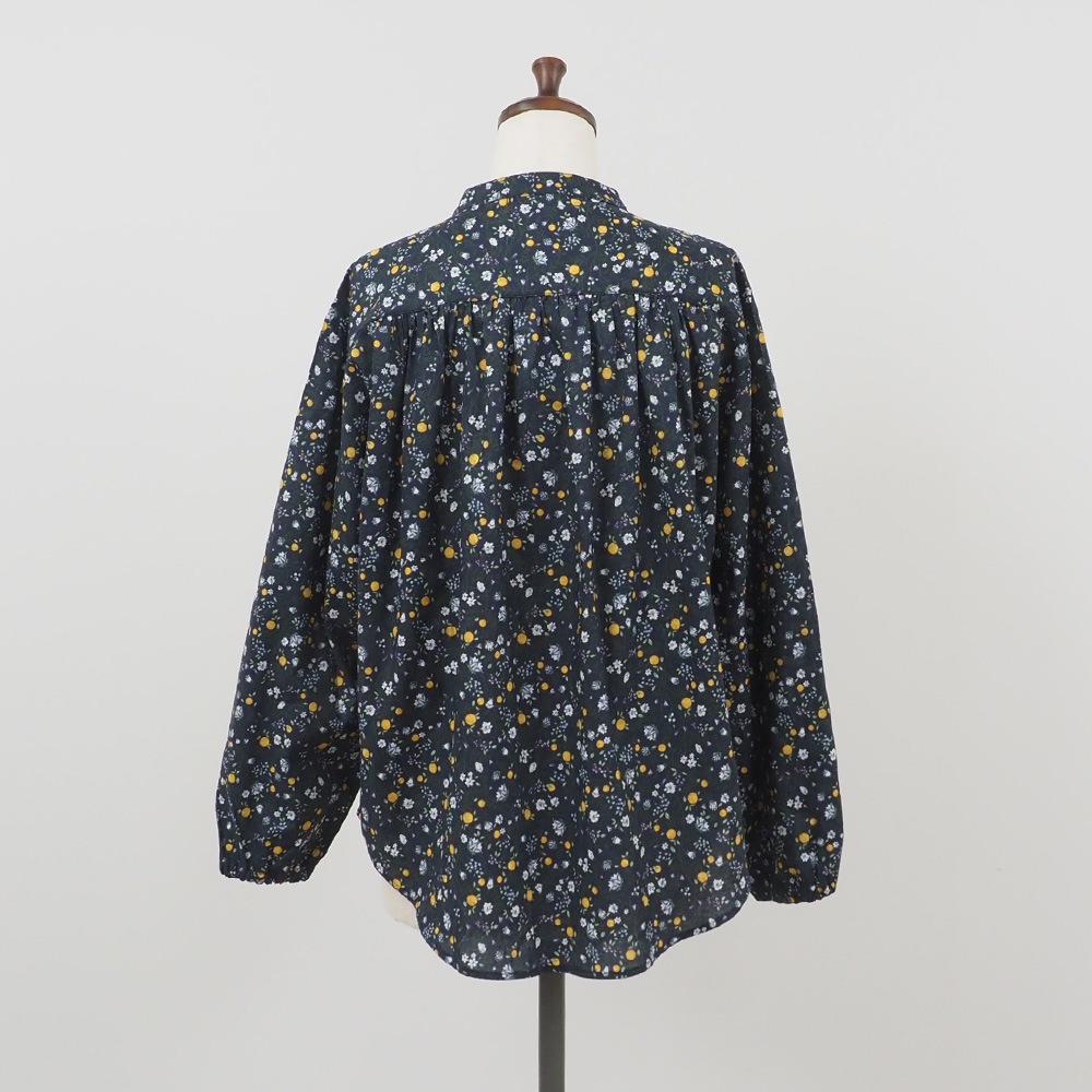 NARU(ナル) 木の実柄ローン ギャザーシャツ 665836