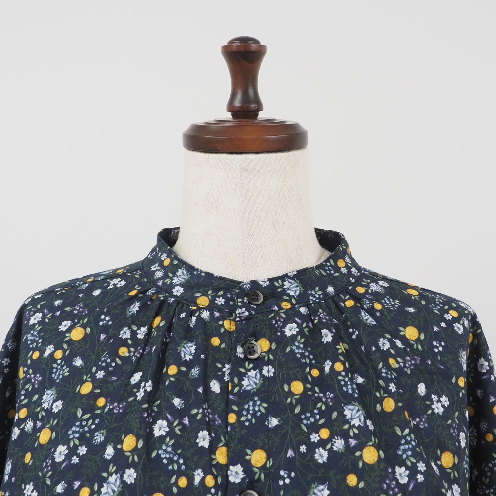 NARU(ナル) 木の実柄ローン ギャザーシャツ 665836