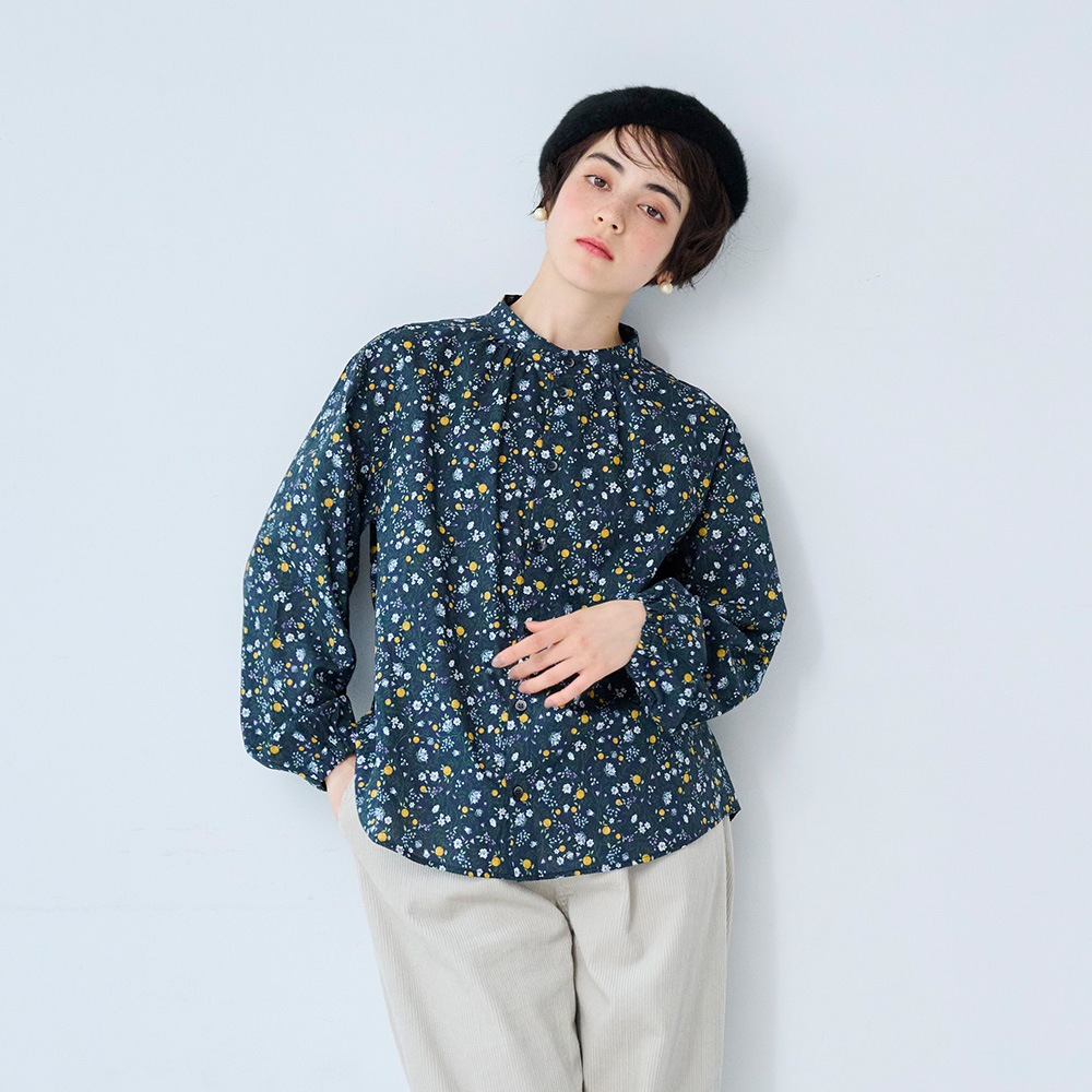 NARU(ナル) 木の実柄ローン ギャザーシャツ 665836