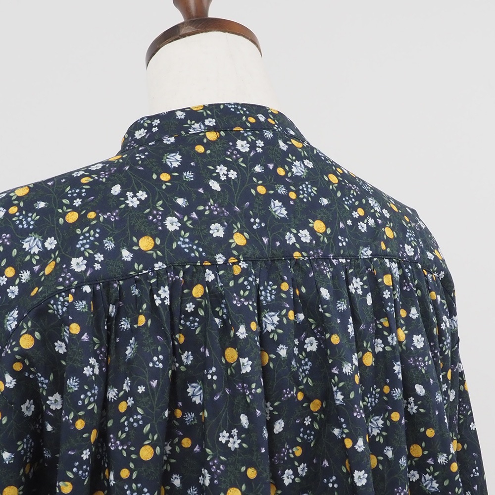 NARU(ナル) 木の実柄ローン ギャザーシャツ 665836