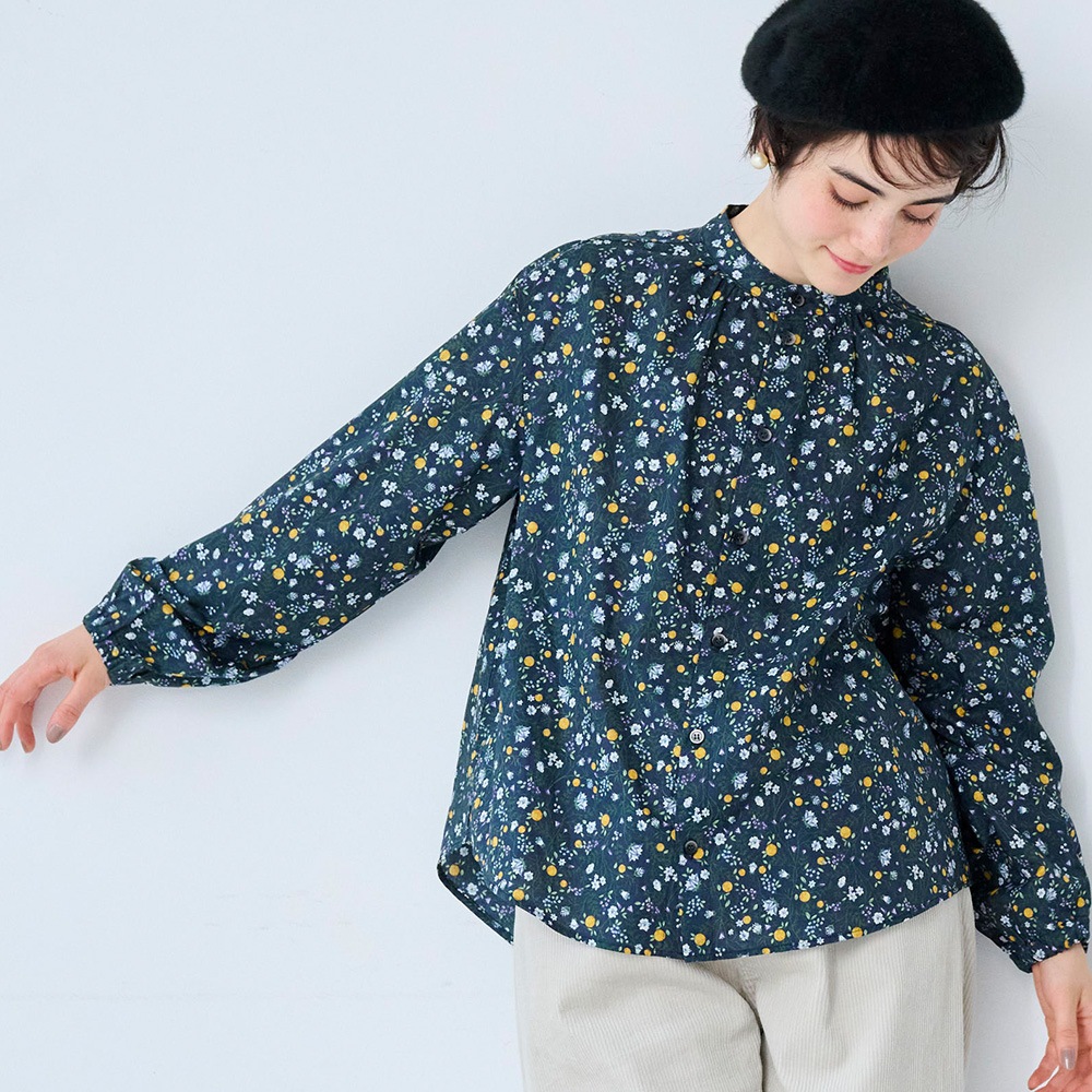 NARU(ナル) 木の実柄ローン ギャザーシャツ 665836