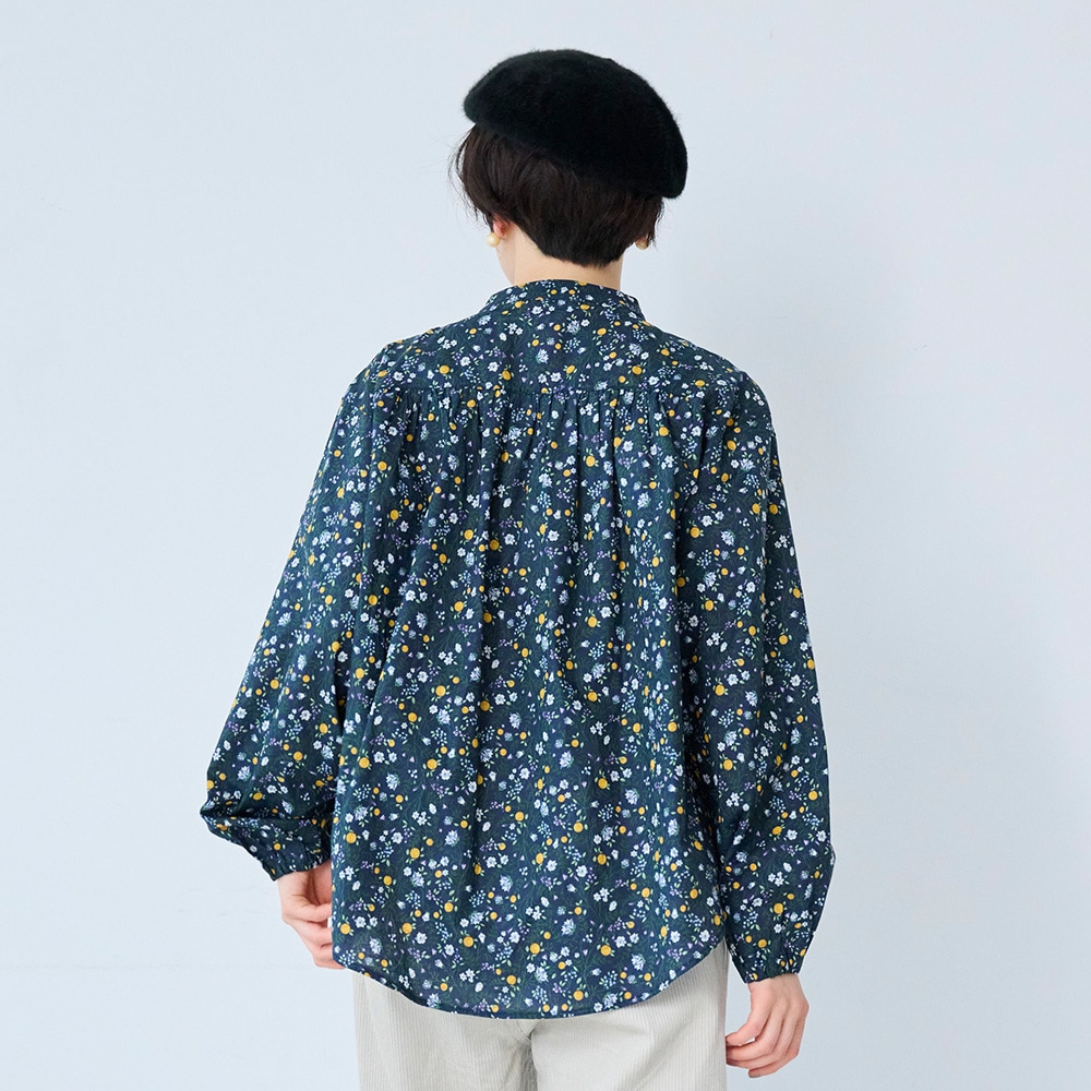 NARU(ナル) 木の実柄ローン ギャザーシャツ 665836