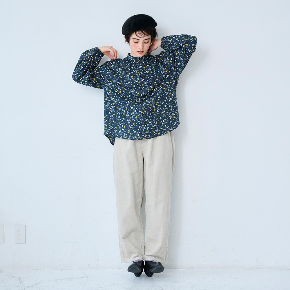 NARU(ナル) 木の実柄ローン ギャザーシャツ 665836