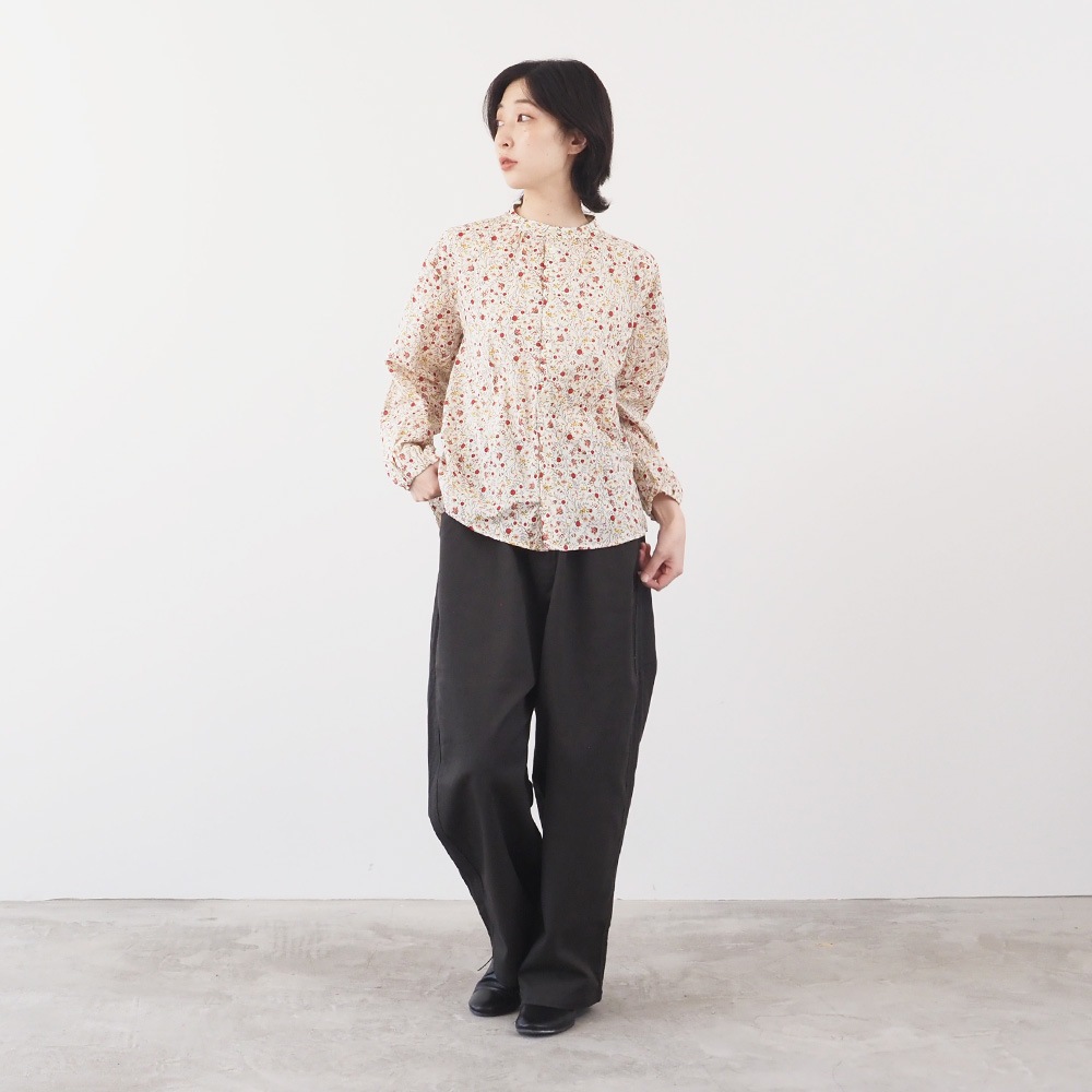 NARU(ナル) 木の実柄ローン ギャザーシャツ 665836